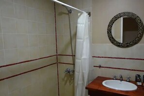 Bathroom - Tangoinn Bed and Brewery (Puerto Iguazú)