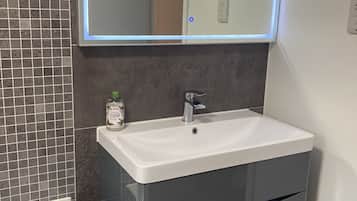 Suihkun ja ammeen yhdistelmä, poreamme, hiustenkuivaaja, pyyhkeet