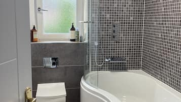 Suihkun ja ammeen yhdistelmä, poreamme, hiustenkuivaaja, pyyhkeet