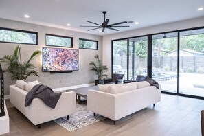 Smart TV, videojuegos, videoteca y estéreo 