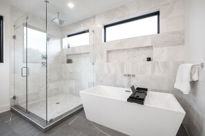 Combined shower/tub, hair dryer, towels, soap - Luxury New Build, Private Pool and Spa, Sleeps 10 all King, 4 min to Dt (Austin)