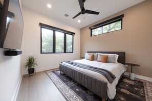 4 Schlafzimmer, Schreibtisch, Reisekinderbett, WLAN