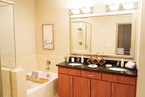 Combined shower/tub, jetted tub, hair dryer, towels - The Tranquility Den (NRG,City Centre, Galleria) (Houston)