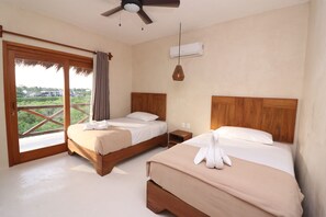 Desk, free WiFi, bed sheets - Hotel Luna Roja Holbox (Isla Holbox)