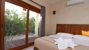 Deluxe Room, 1 King Bed, Garden View | Desk, WiFi (free), bed sheets - Hotel Luna Roja Holbox (Isla Holbox)