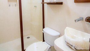 Shower, towels - Hotel Luna Roja Holbox (Isla Holbox)