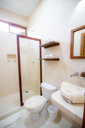 Shower, towels - Hotel Luna Roja Holbox (Isla Holbox)