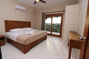 Een bureau, gratis wifi, beddengoed