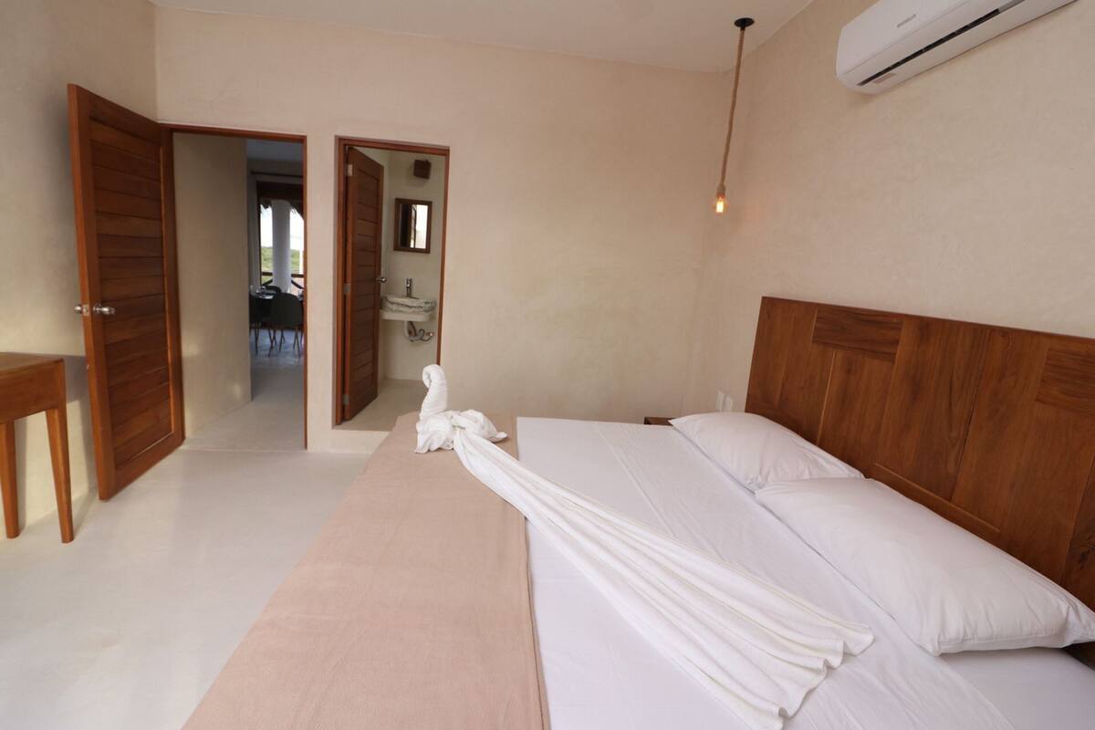 Desk, WiFi (free), bed sheets