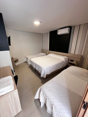 Family Quadruple Room | Minibar, desk, laptop workspace, soundproofing - Mogano Express Hotel (Chapecó)