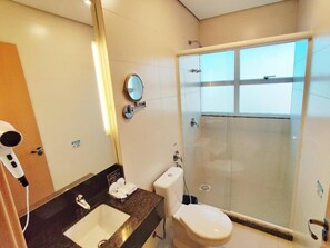 Deluxe Twin Room | Bathroom | Shower, rainfall showerhead, free toiletries, hair dryer - Mogano Express Hotel (Chapecó)