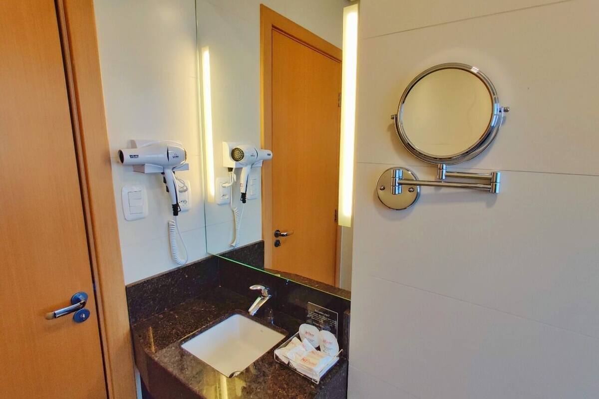 deluxe double room | bathroom | shower, rainfall showerhead, free toiletries, hair dryer