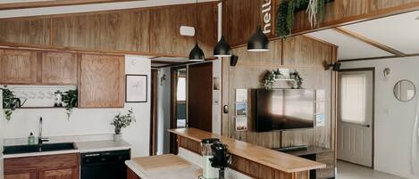 Jääkaappi, mikroaaltouuni, uuni, liesi