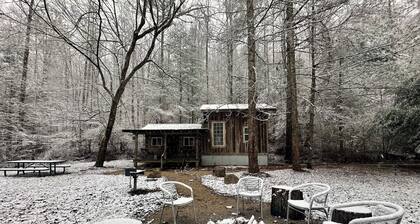 White Pines ~ Enjoy your own private Pond & Hot Tub!