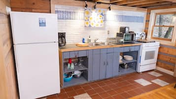 KylskÄp, mikrovÄgsugn, ugn och spishÀll