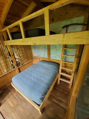 1 quarto, escrivaninha