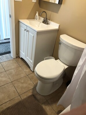 Duschwanne, Seife, Toilettenpapier