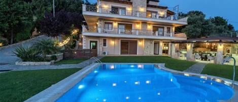 Hồ bơi ngoài trời