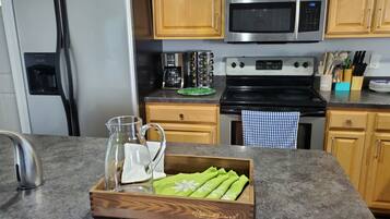 Coffee/tea maker, fridge, microwave, oven