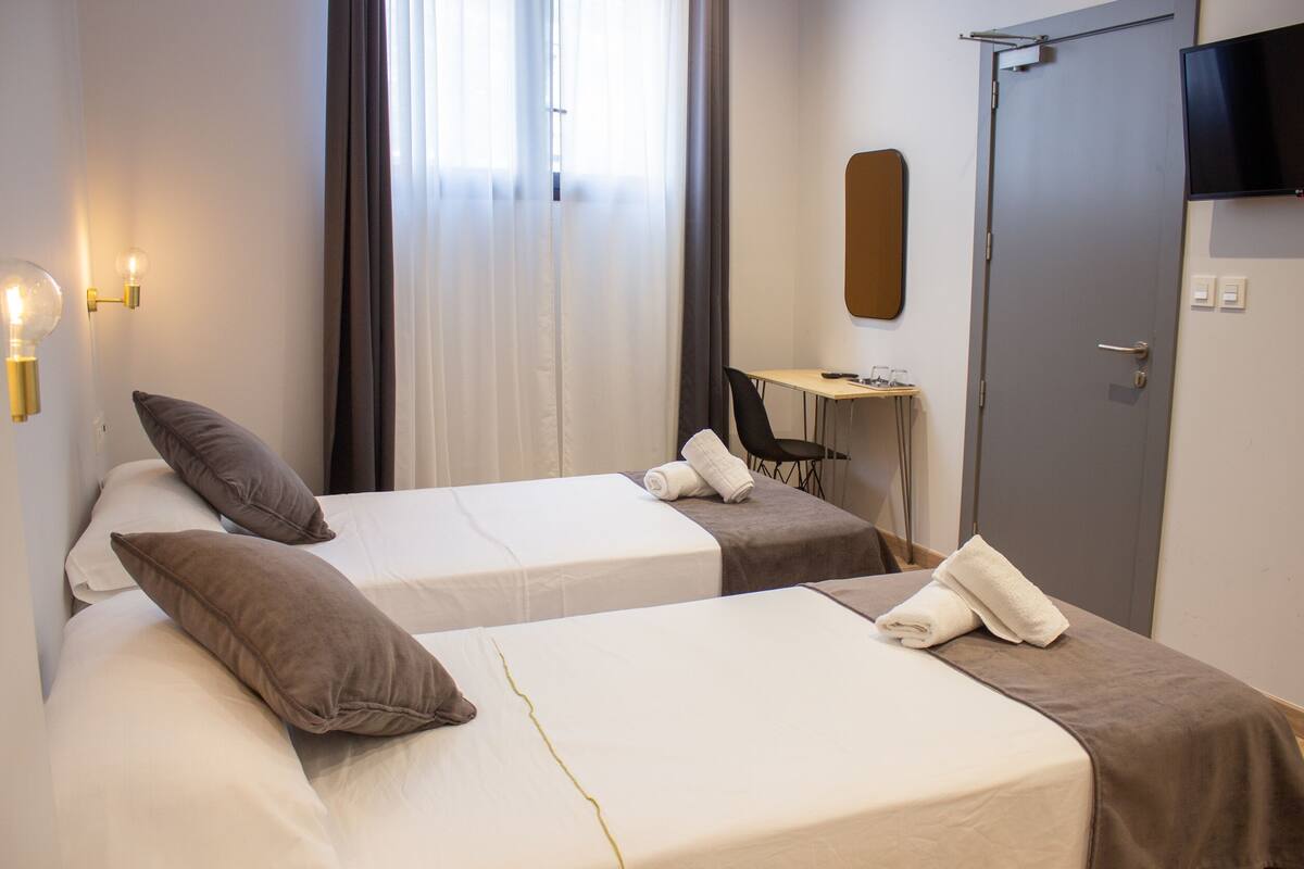 City Triple Room | Desk, laptop workspace, free WiFi, bed sheets