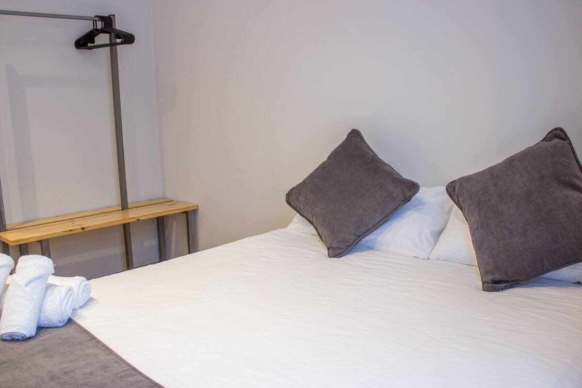 City Double Room Single Use | Desk, laptop workspace, free WiFi, bed sheets