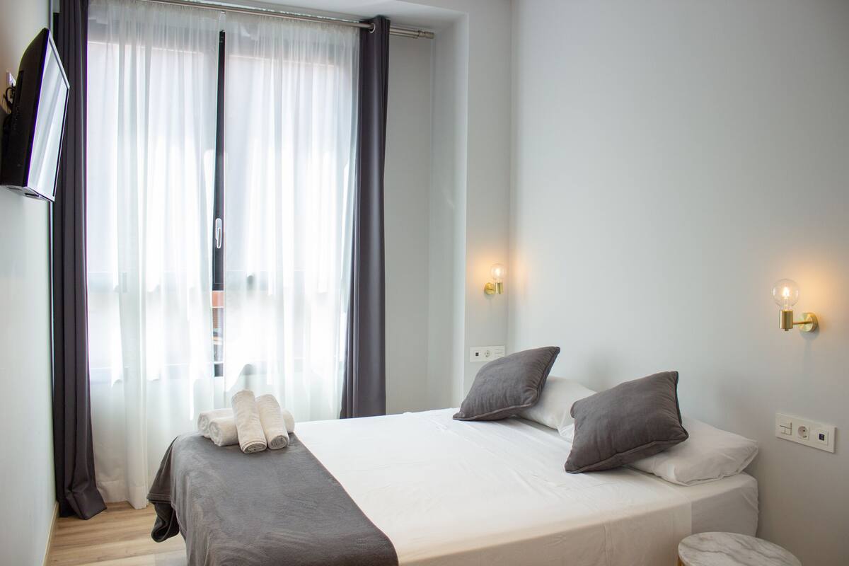 City Double Room | Desk, laptop workspace, free WiFi, bed sheets