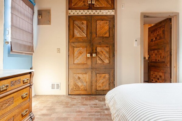 1 bedroom, desk, iron/ironing board, WiFi - Casita Azul: historic and cozy Santa Fé adobe (Santa Fe)