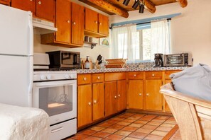 Refrigerador, microondas, horno y cafetera y tetera 