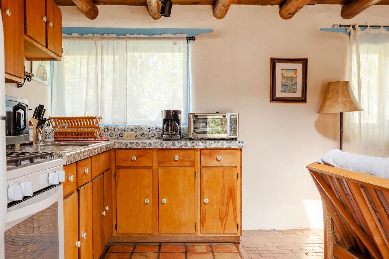 Refrigerador, microondas, horno y cafetera y tetera 