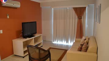 TV, tavolo da calcetto, tavolo da ping pong