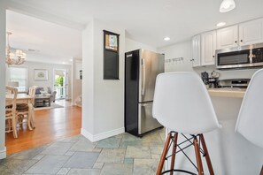 Fridge, microwave, oven, stovetop - Make the Great Escape to Avon by the Sea! (Avon-by-the-Sea)
