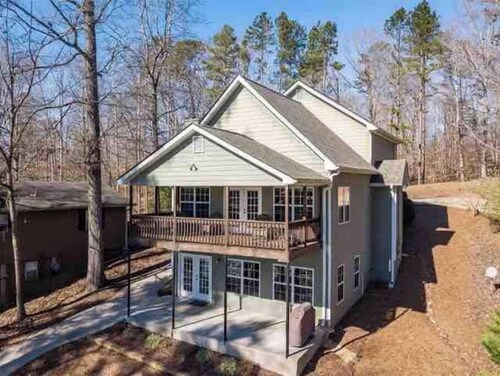 Premium Lake Retreat, Large Deep-Water Dock, Rec Room, Updated