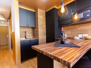 Réfrigérateur, micro-ondes, four, cafetière/bouilloire