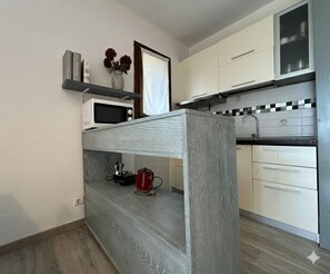 Réfrigérateur, micro-ondes, plaque de cuisson, bouilloire électrique