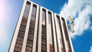 Un edificio de hotel alto con un cartel que dice "Hotel Plaza Madrid" y un letrero visible que indica "Garage".