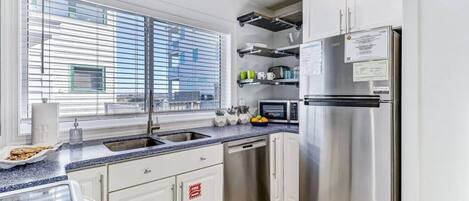 Refrigerador, microondas, horno y parrilla de estufa