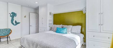 2 bedrooms, desk, iron/ironing board, travel cot