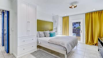 2 slaapkamers, een bureau, een strijkplank/strijkijzer, reisbedje