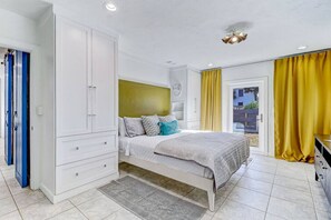 2 habitaciones, escritorio y tabla de planchar con plancha 