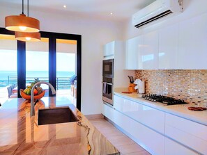 Kjøleskap, mikrobølgeovn, ovn og kaffetrakter/tekoker