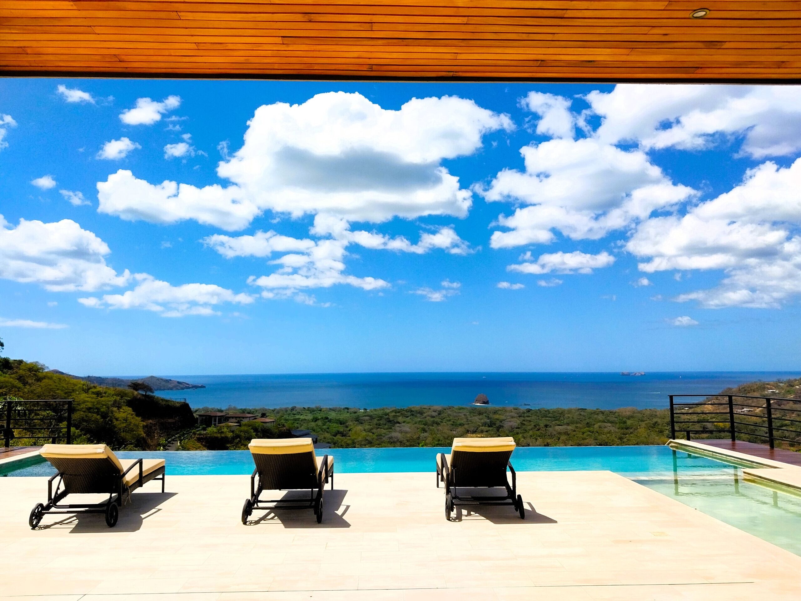 Utendørsbasseng og et evighetsbasseng