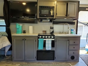 Køleskab, mikrobølgeovn, ovn, kogeplade