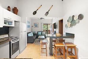 Een koelkast, een magnetron, een oven, een kookplaat