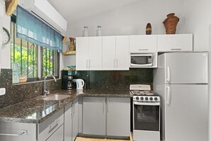 Een koelkast, een magnetron, een oven, een kookplaat