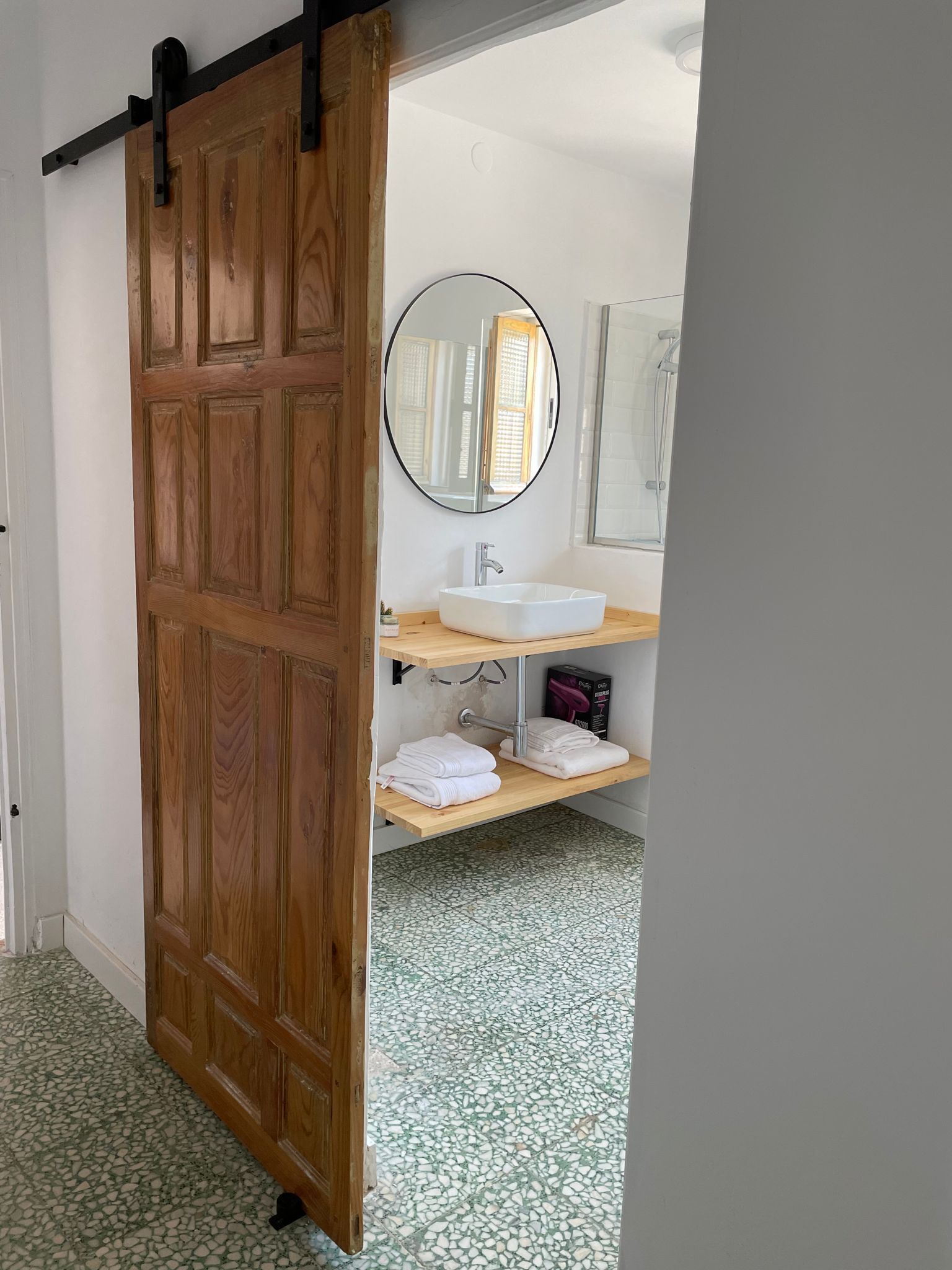 Een douche, een haardroger, handdoeken, zeep