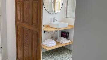 Een douche, een haardroger, handdoeken, zeep