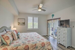 2 bedrooms, desk, iron/ironing board, free WiFi - Steps to Beach! Heated Pool! (Fort Myers Beach)