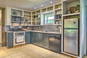 Kühlschrank, Mikrowelle, Herdplatte, Geschirrspüler