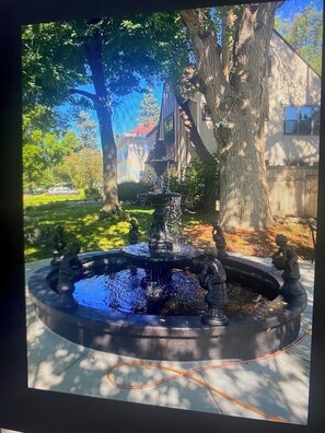 Property grounds - Minutes From Vikings/Timberwolves/Wild Stadium! Walkable to city lakes & shops. (Minneapolis)