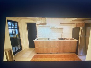 ثلاجة، ميكروويف، موقد طهي مسطح، ماكينة لصنع القهوة/الشاي